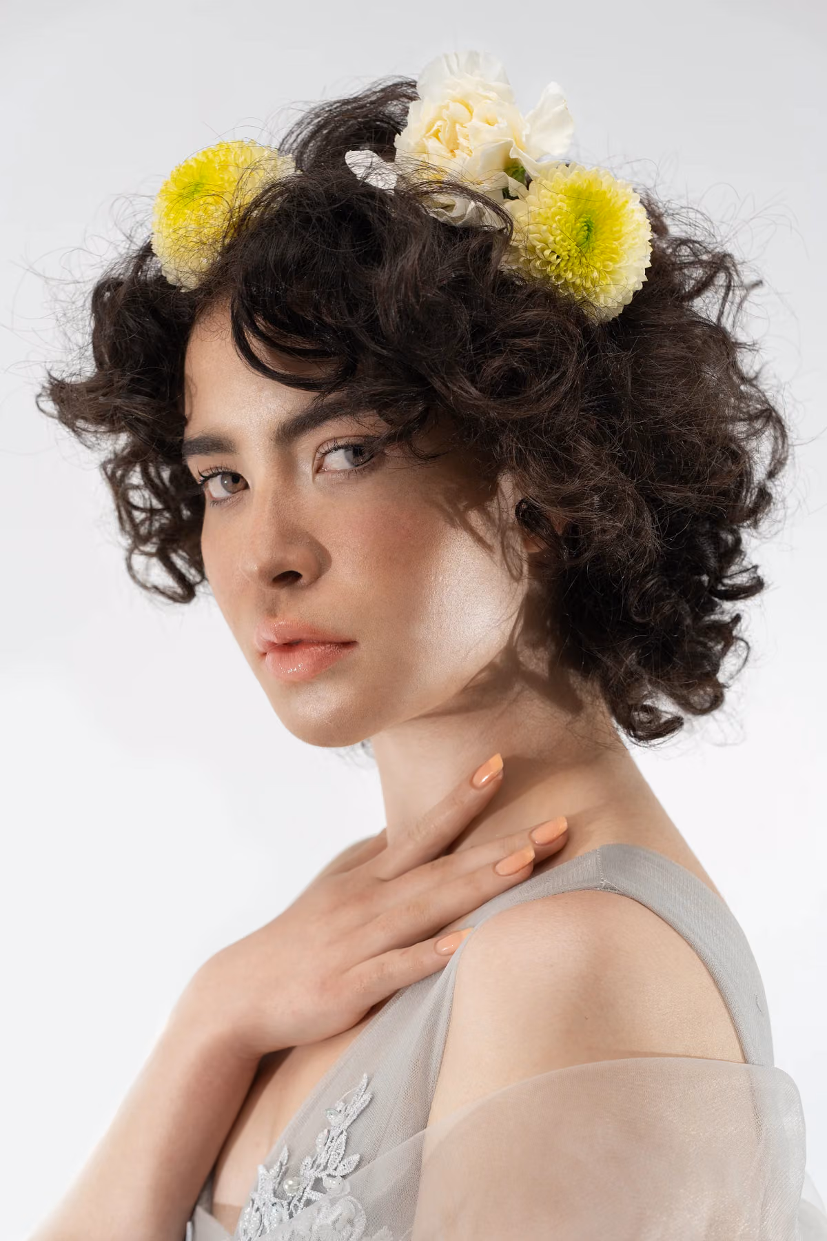 Retrato de belleza de una mujer sobre fondo blanco