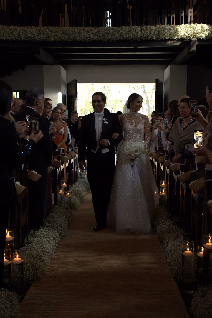 Novia entra a la iglesia acompañada por su padre