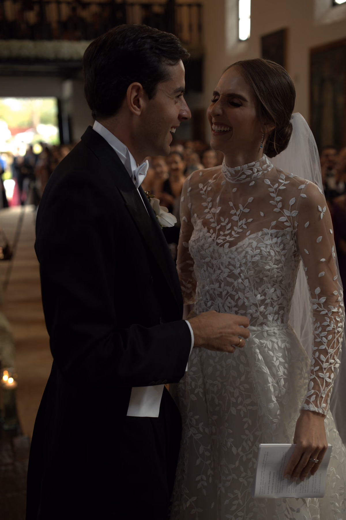 Pareja sonríe junta después de la ceremonia