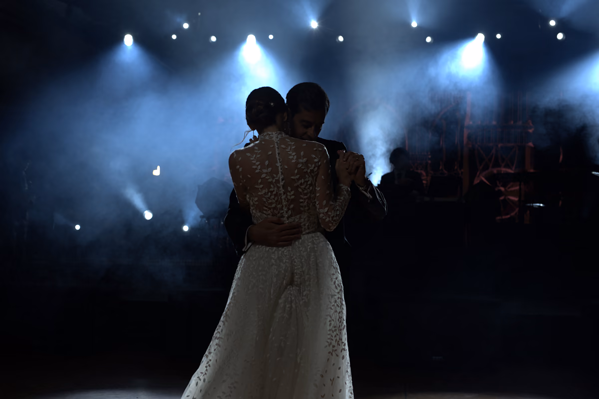 Pareja abraza durante su primer baile con luces azules
