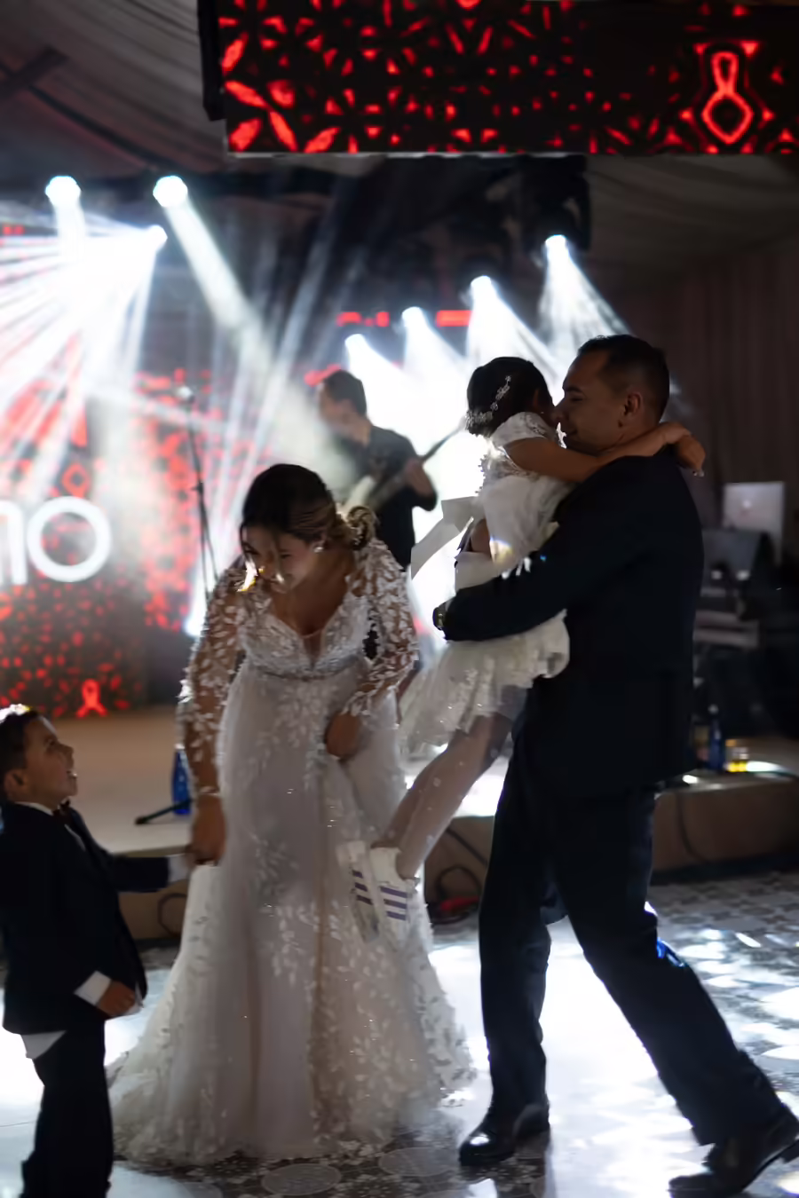 Novios compartiendo con sus hijos durante la celebración