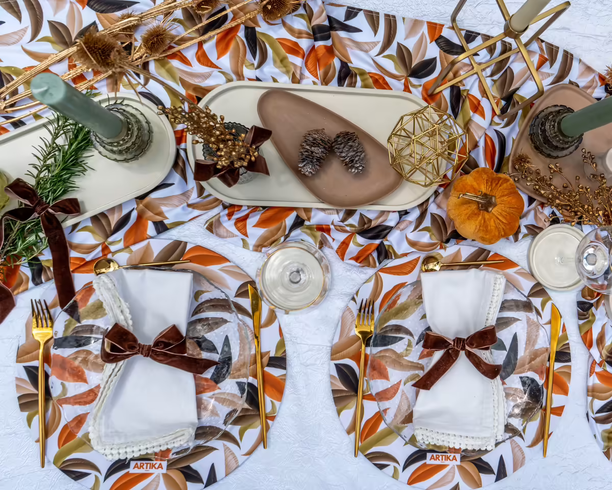 Mesa de boda con vajilla, velas y detalles en tonos cálidos