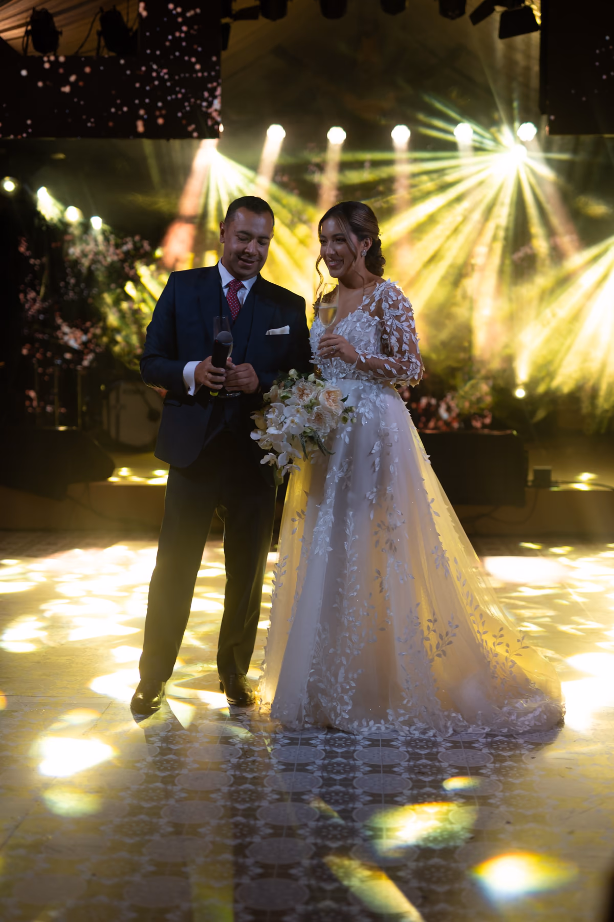 Nathaly y Wilson brindan en la pista bajo las luces de la recepción