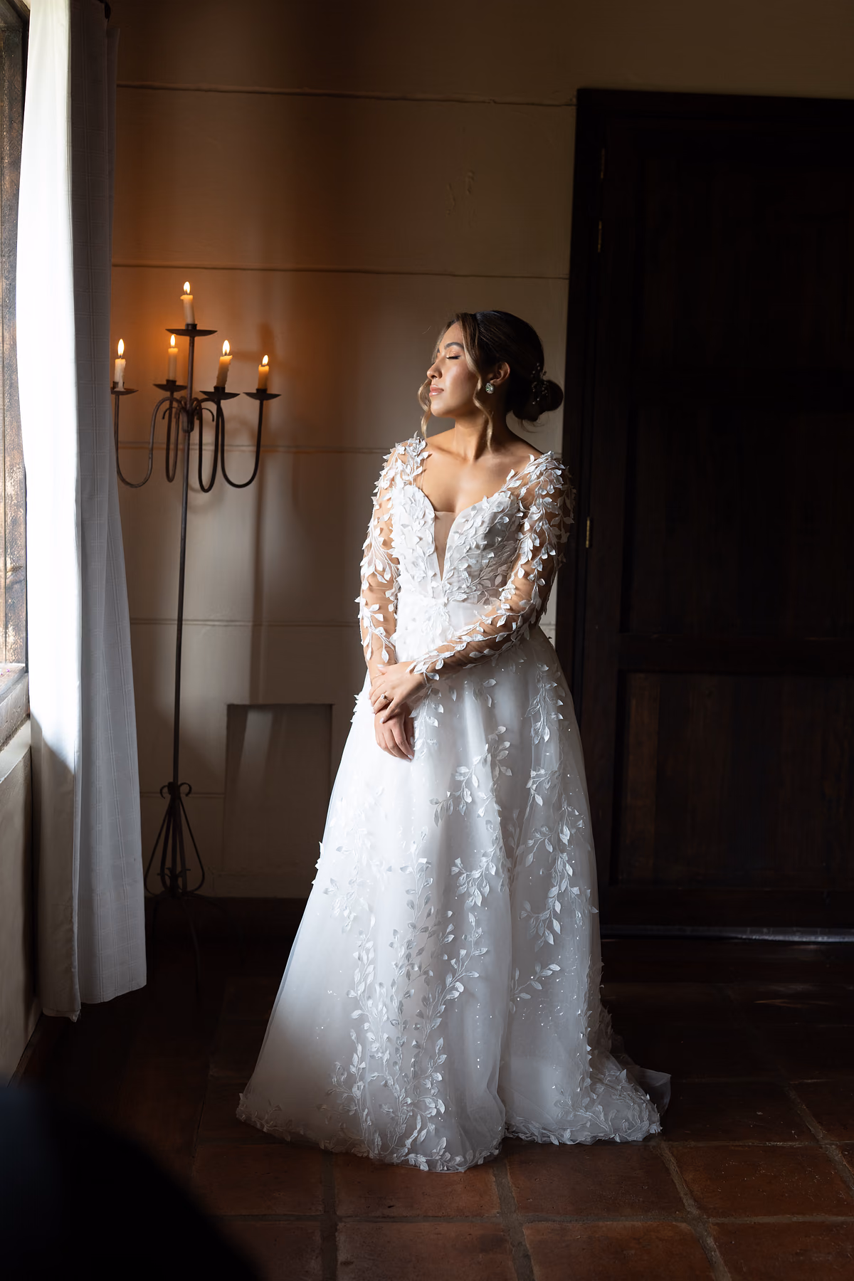Novia junto a una ventana fotografiada por Sequoia Studio
