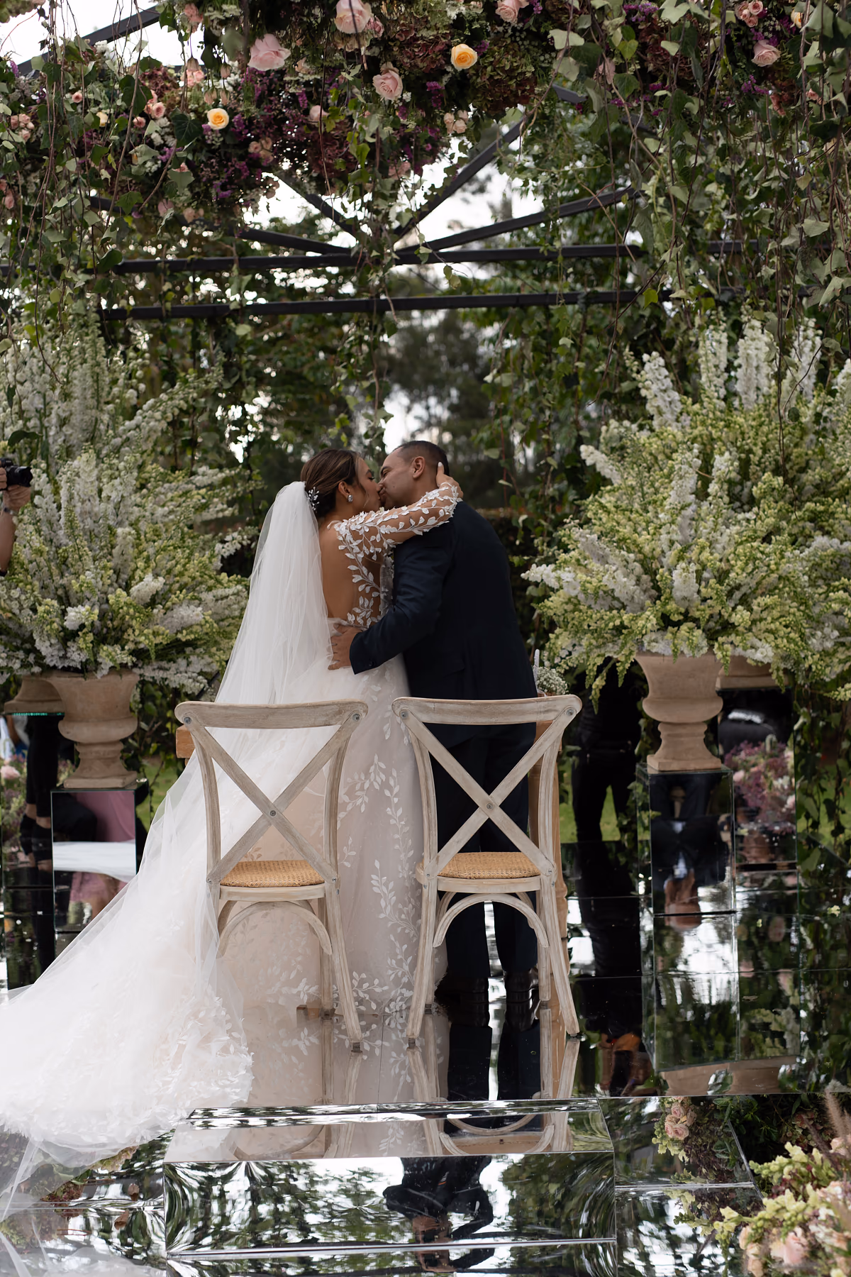 Primer beso durante una ceremonia de boda