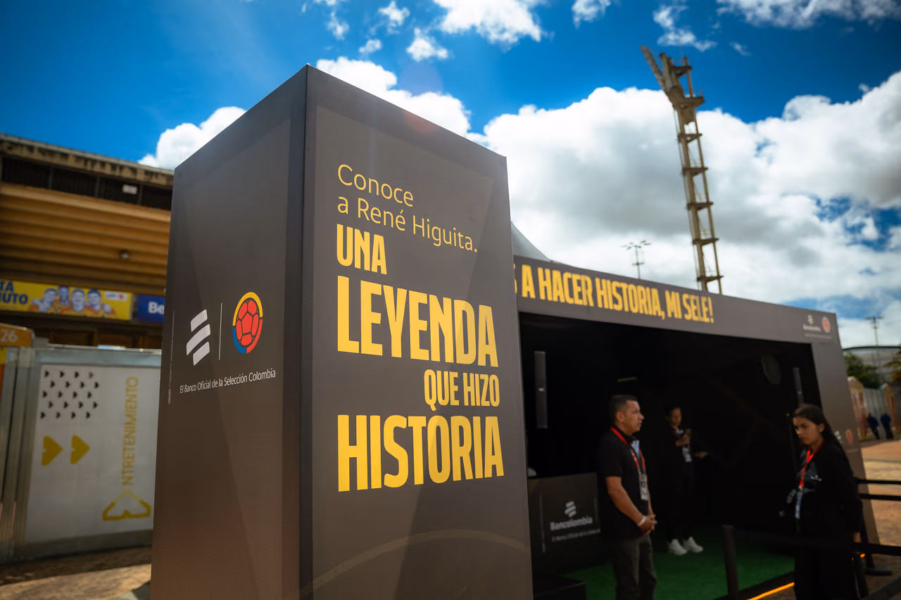 Tótem gráfico de la activación con el mensaje «Una leyenda que hizo historia»