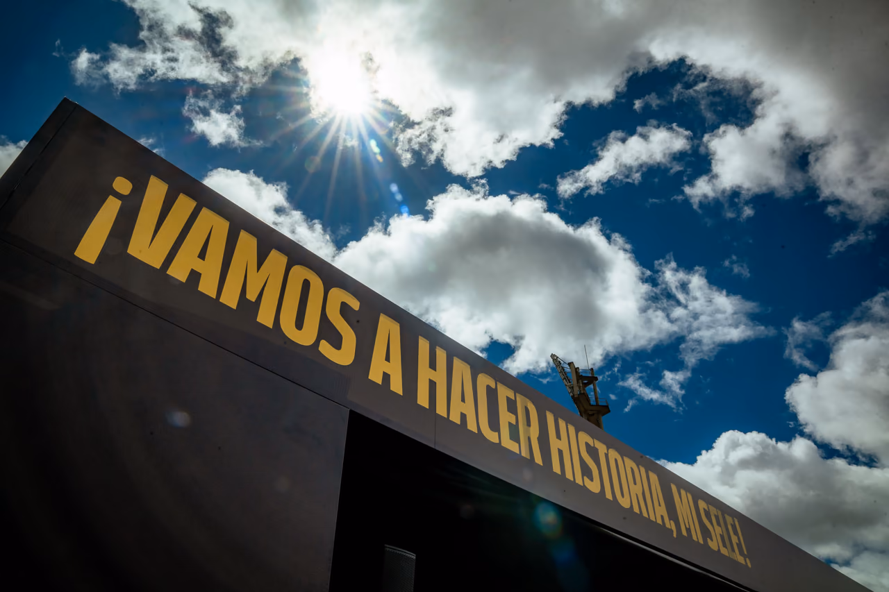 Fachada del stand con el mensaje «¡Vamos a hacer historia, mi Sele!» bajo un cielo despejado