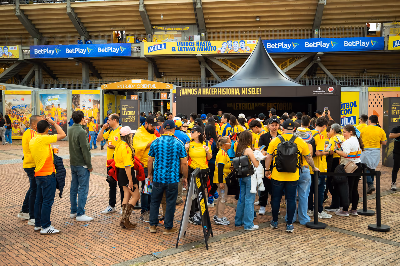 Multitud de aficionados reunida frente al stand de la activación