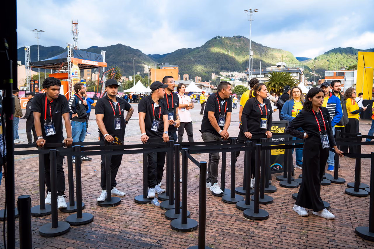 Equipo de logística organiza las filas de ingreso antes de abrir la activación