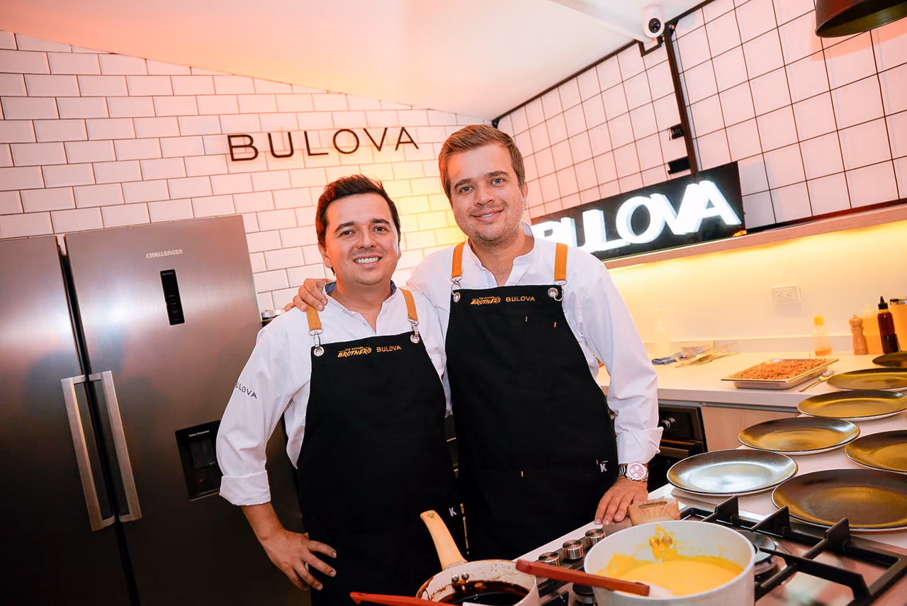 Los chefs de la noche posan en la cocina abierta del evento