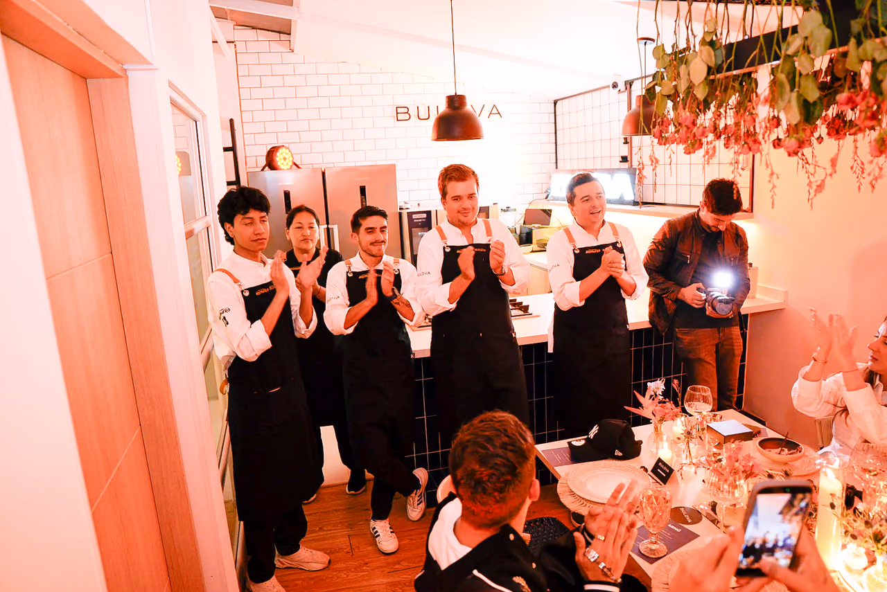 El equipo de cocina recibe el aplauso de los invitados al final del servicio