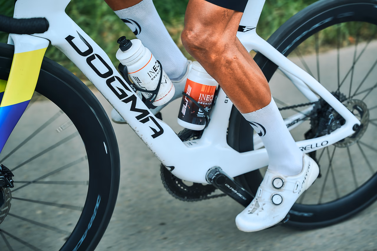 Detalle de la bicicleta de ruta y las zapatillas de un ciclista profesional