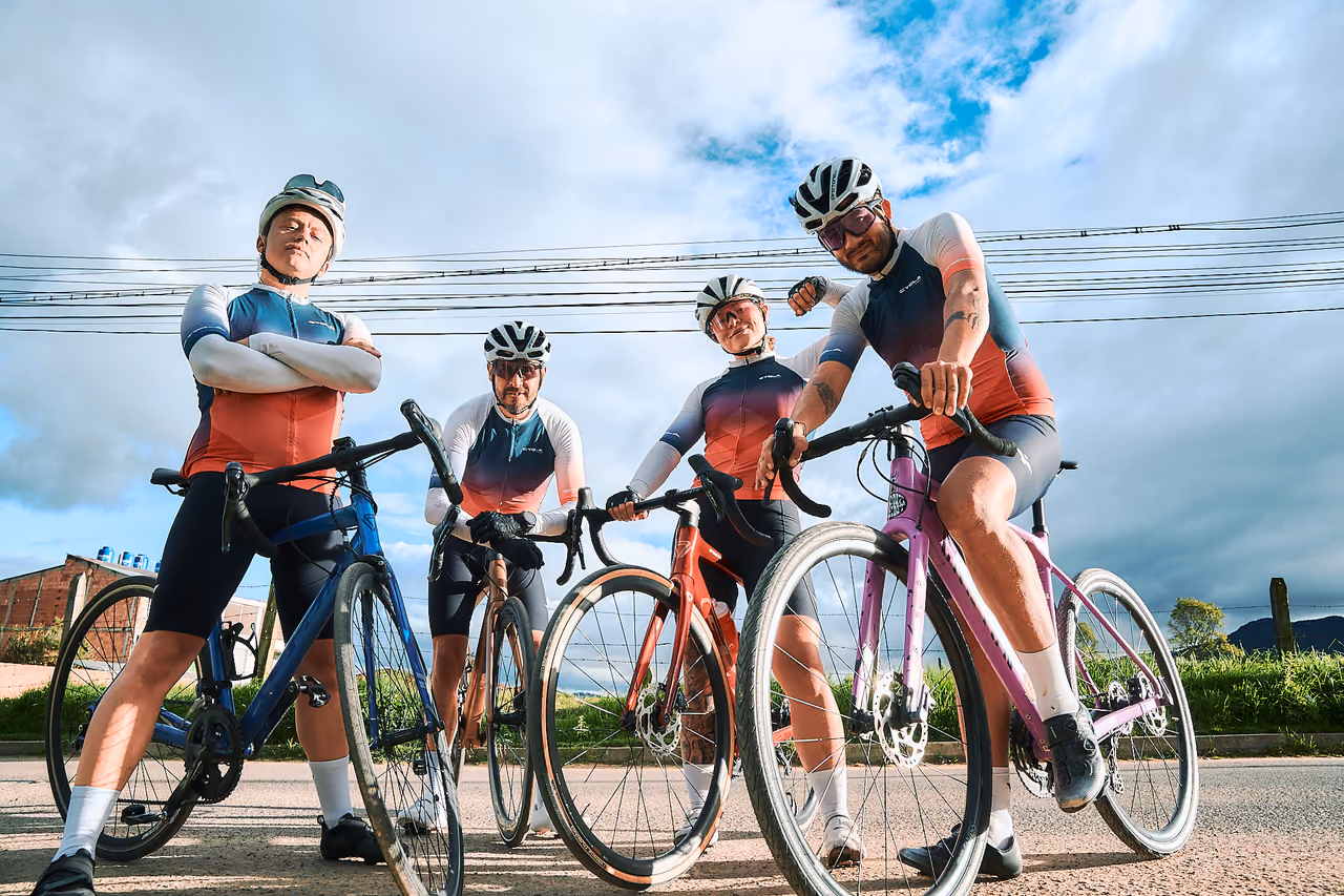 Cuatro ciclistas posan con sus bicicletas al final de la rodada