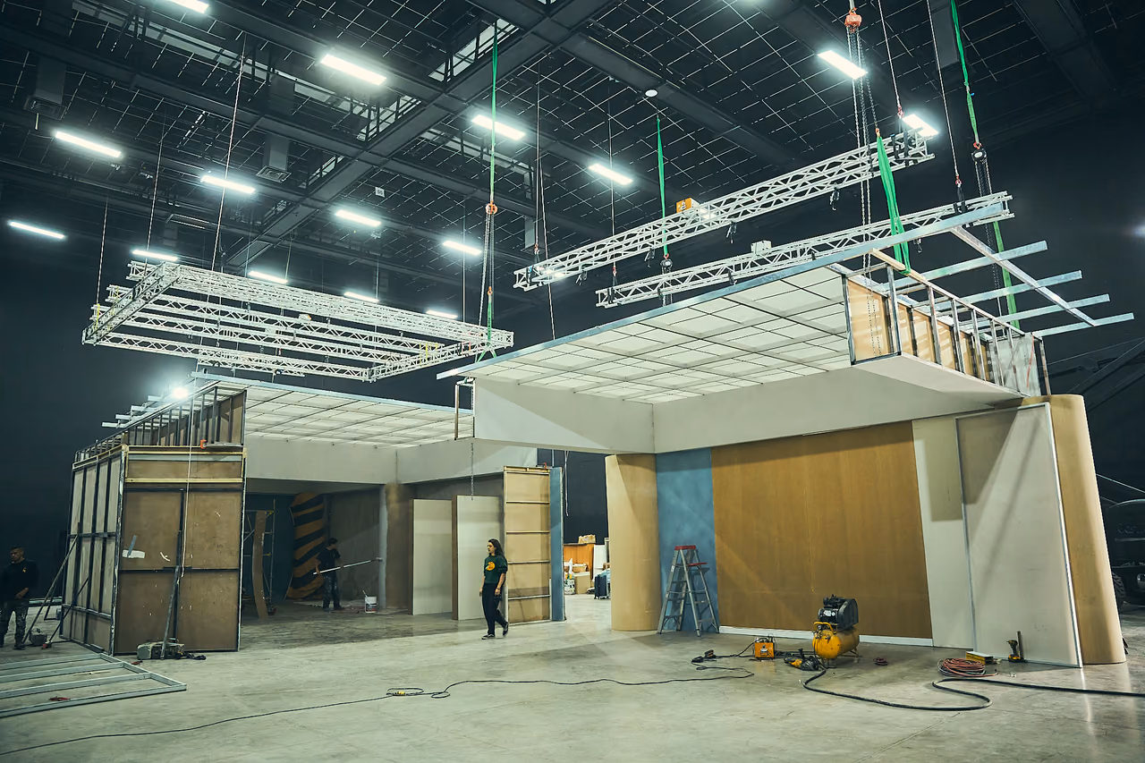 Set de una campaña publicitaria en construcción dentro de un estudio de cine