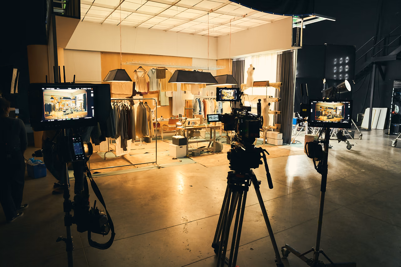 Monitores de video frente al set decorado de una tienda de ropa