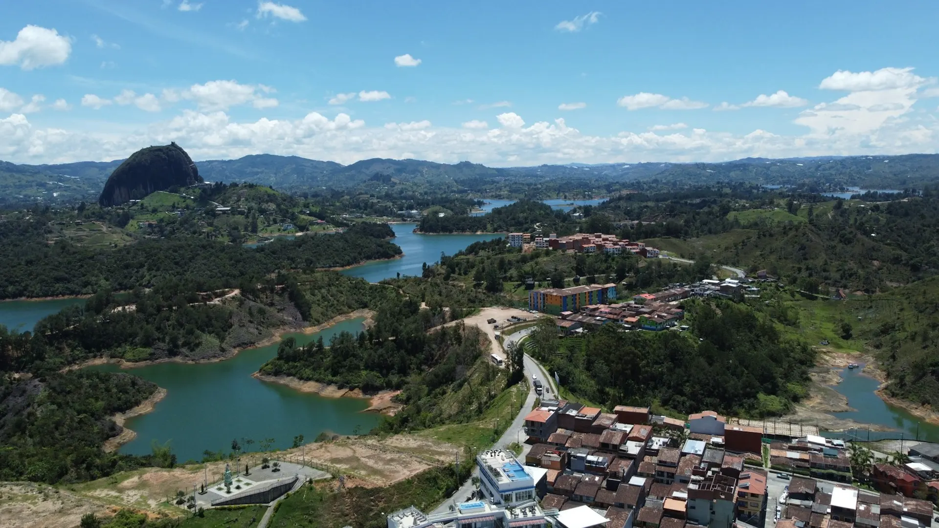 El Peñol y el embalse de Guatapé vistos desde el aire. Fotografía de referencia de Shubham Singh