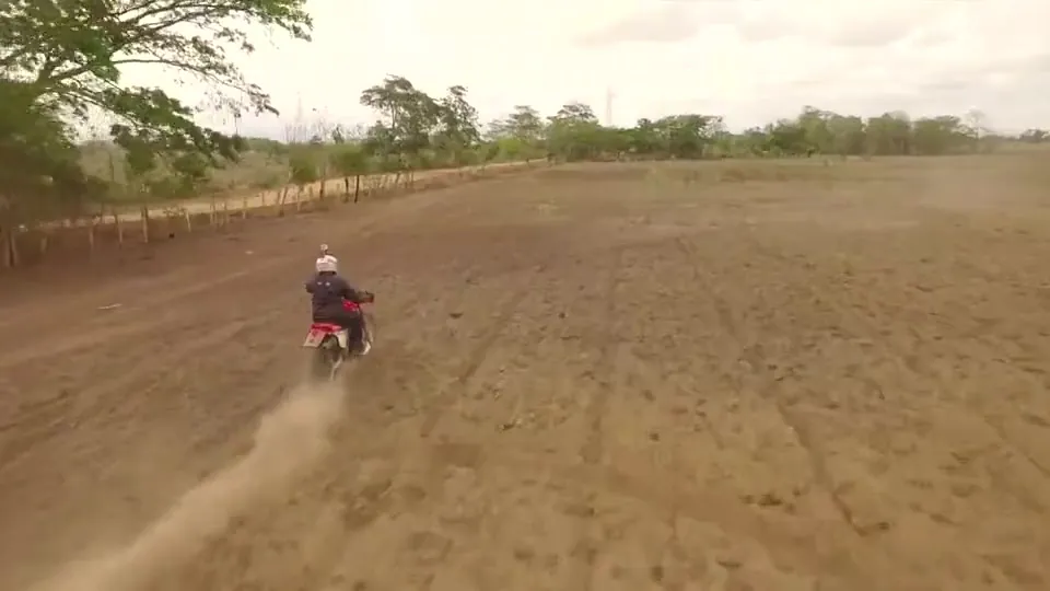 Seguimiento aéreo de motociclistas filmado por Sequoia Studio