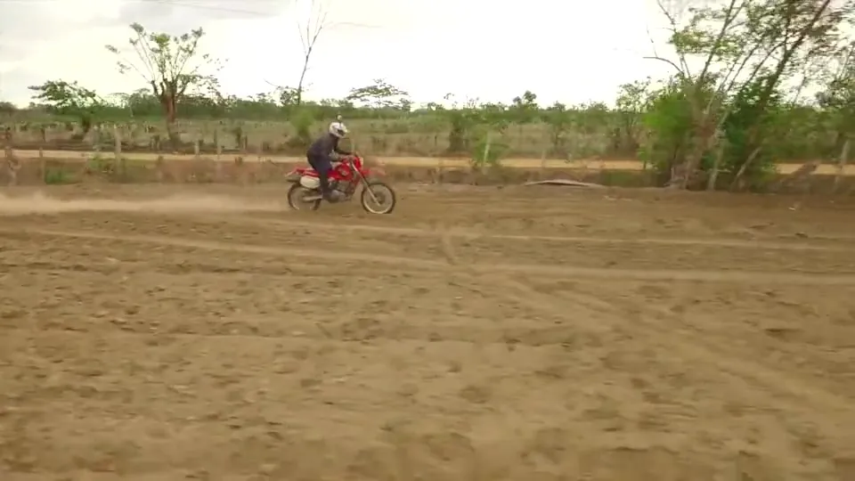 Seguimiento lateral de motociclistas realizado con dron