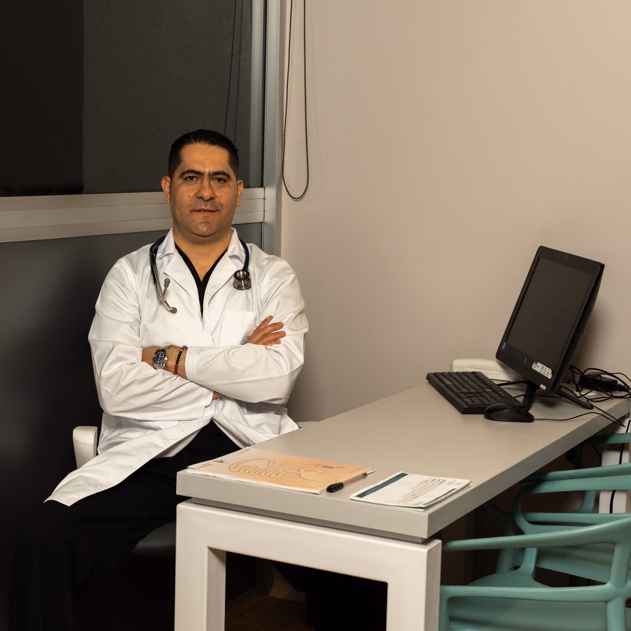 Retrato de un médico sentado junto a su escritorio