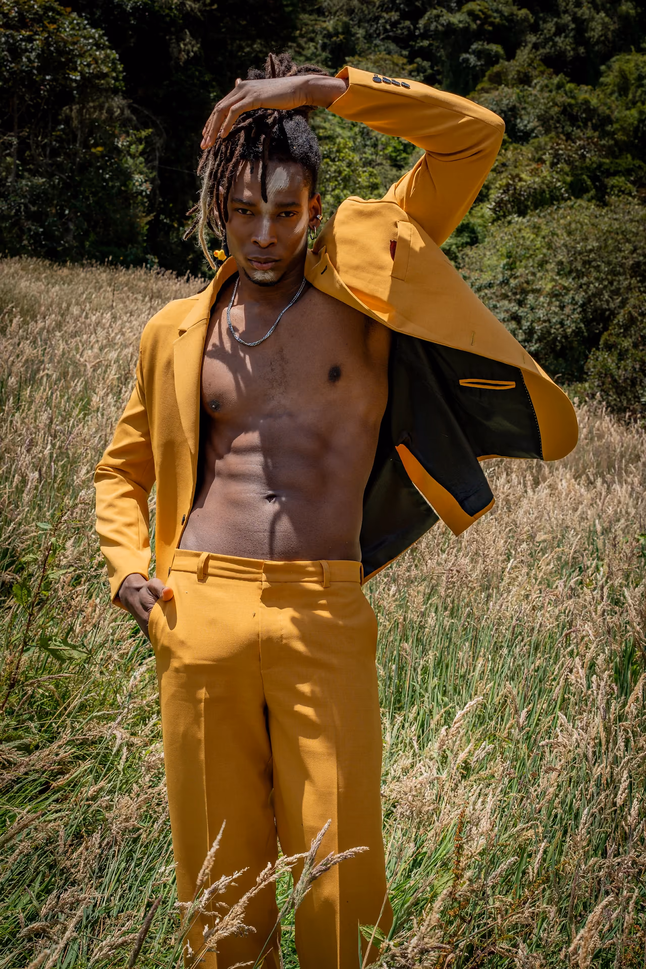 Editorial masculina con traje amarillo en un paisaje natural