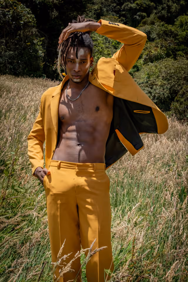 Editorial masculina con traje amarillo en un paisaje natural