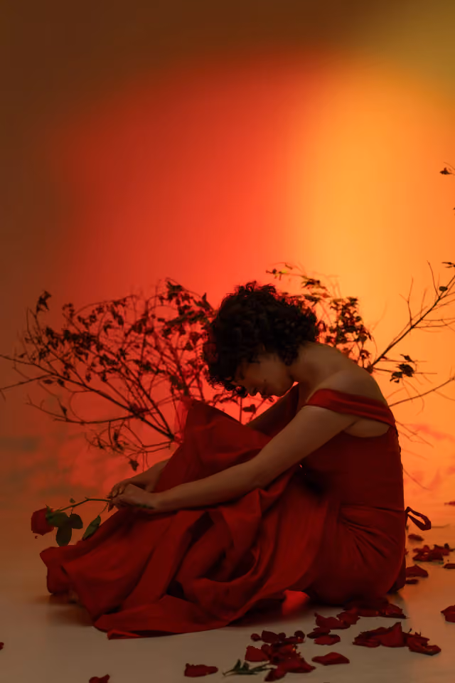 Silueta editorial roja con sombras botánicas
