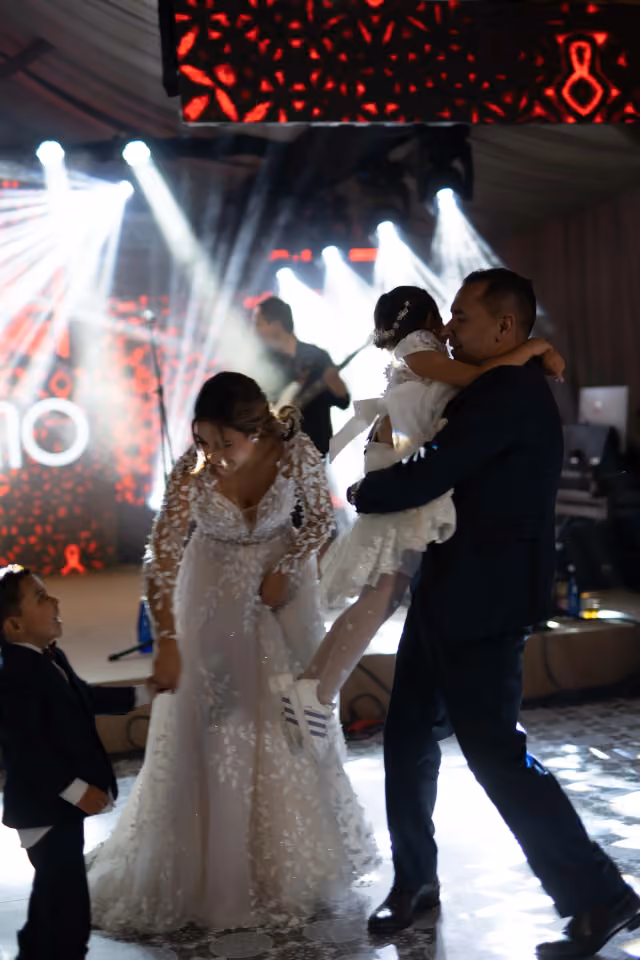 Pareja bailando durante la celebración de su boda