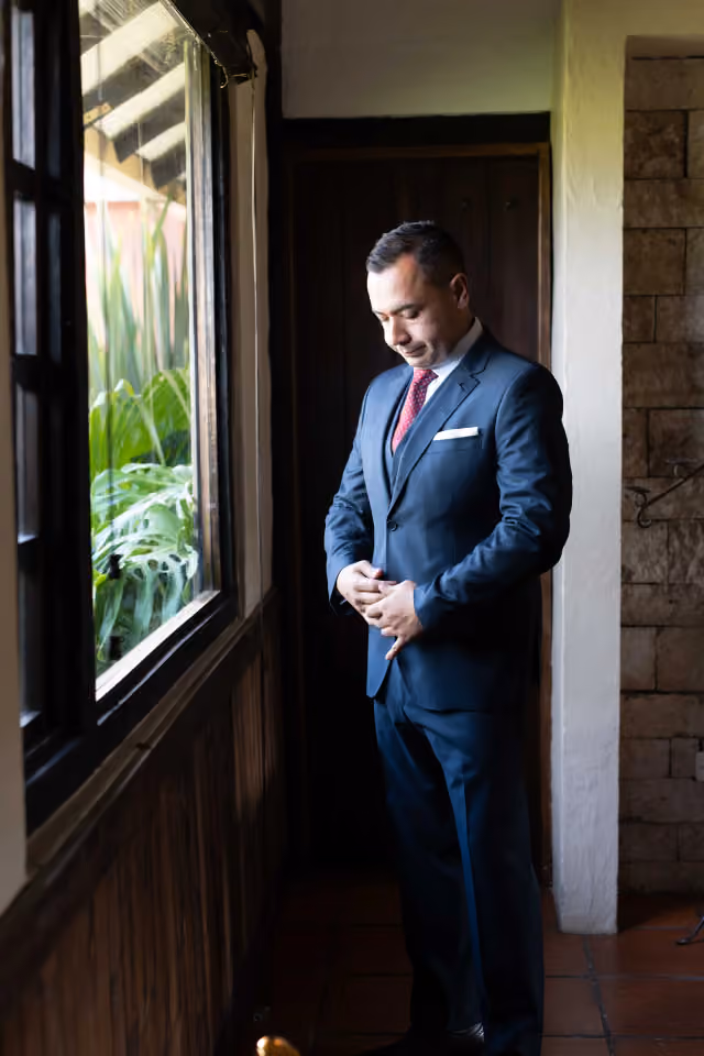 Retrato junto a una ventana antes de una ceremonia