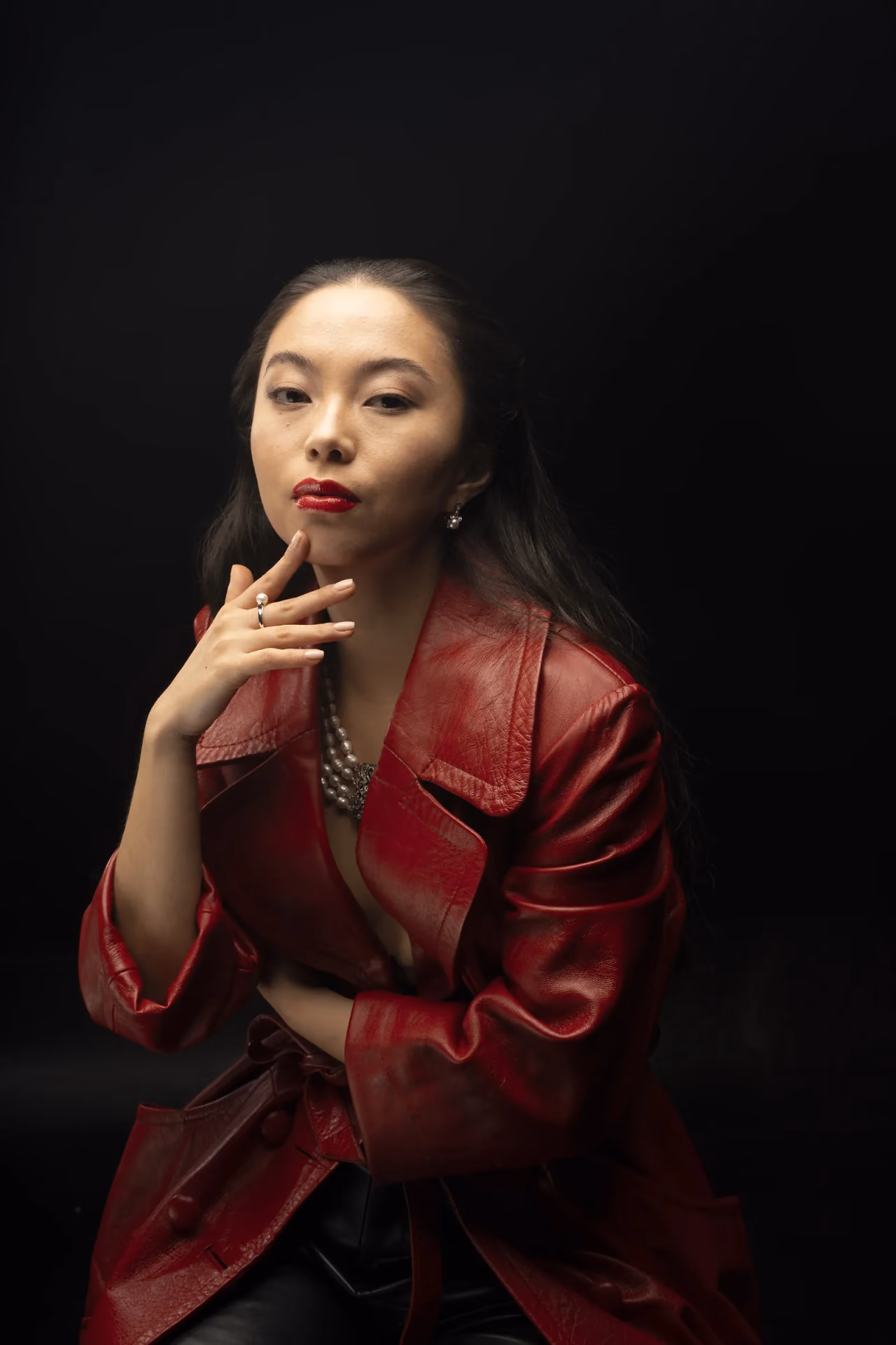 Joyería sobre piel y fondo rojo fotografiada por Sequoia Studio